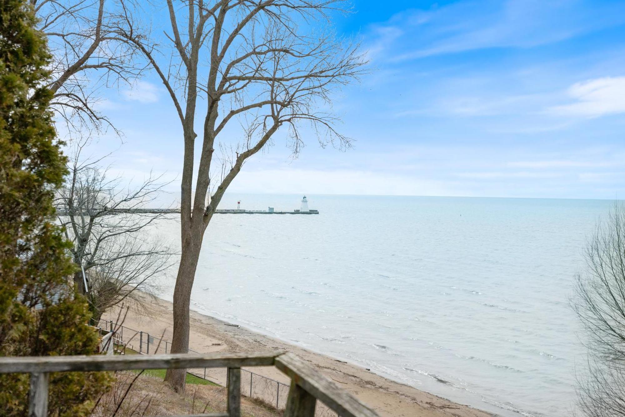 Luxe Lodges On Lake Erie Порт Доувър Екстериор снимка